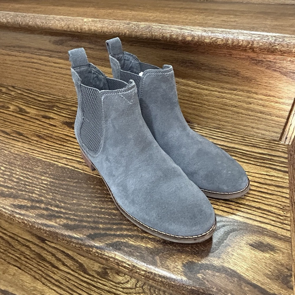 TOMS‎ Classic Women's Gray Suede Size 7 Low Heel Slip On Chelsea Boots Bootie